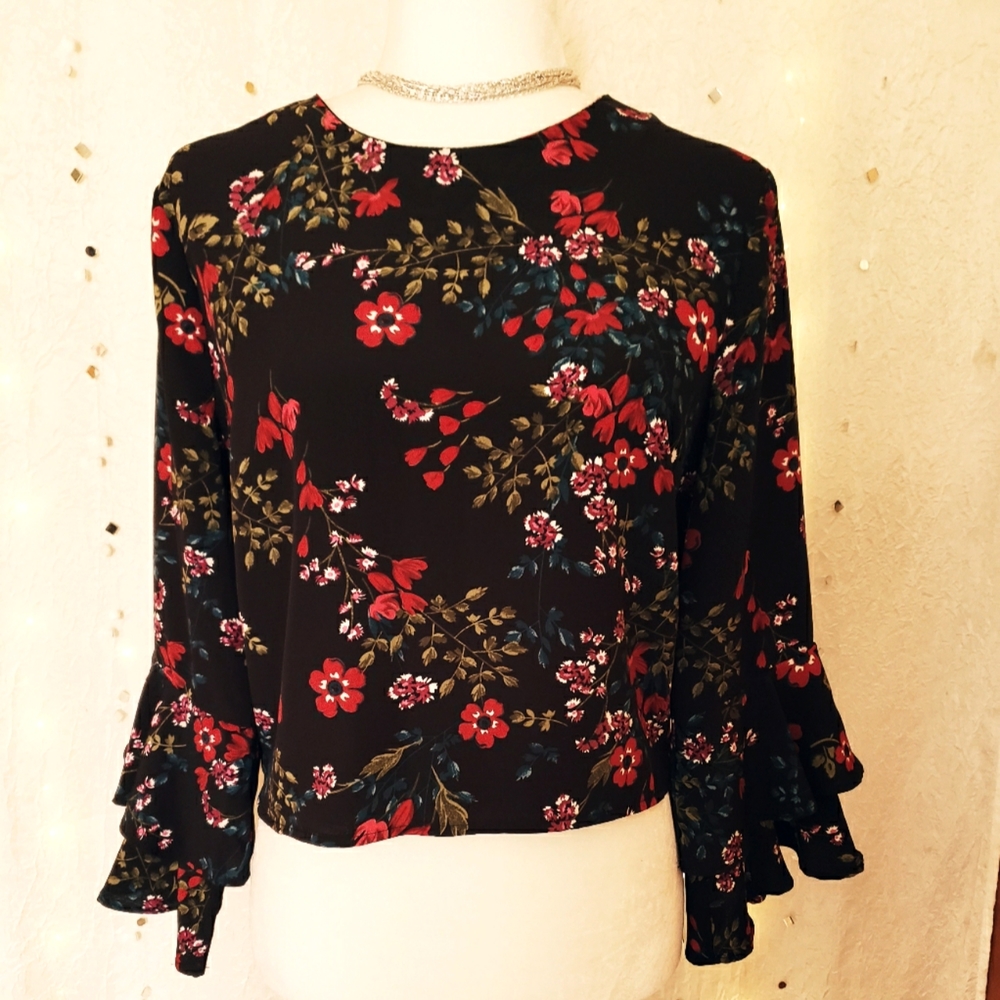 Intu cropped blouse size large
